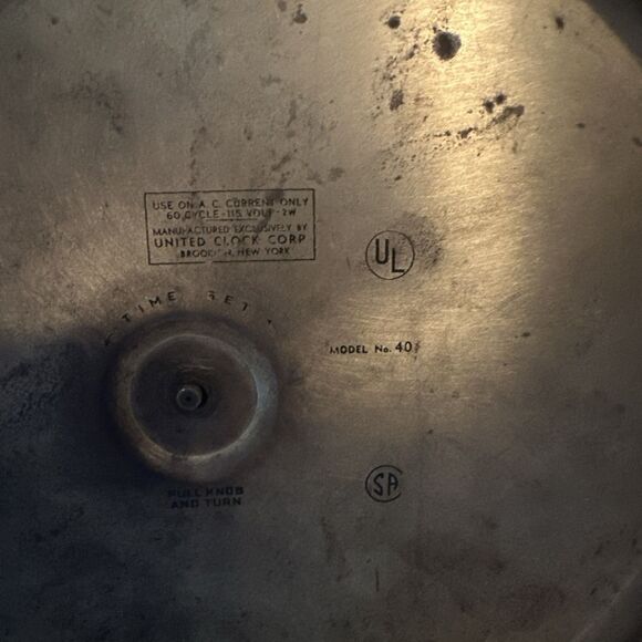 LG VINTAGE UNITED BRASS POCKET WATCH ELECTRIC WALL HANGING WALL CLOCK. - Picture 5 of 6